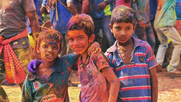 पानी पीते रहें: सुनिश्चित करें कि बच्चे पर्याप्त पानी पीते रहें और होली खेलते समय हल्के और पोषक आहार लें.