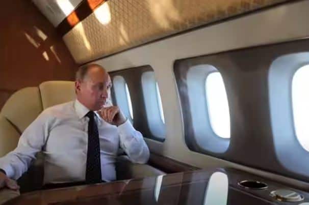 ਰੂਸ ਦੇ ਰਾਸ਼ਟਰਪਤੀ ਆਪਣੀ ਫਿਟਨੈੱਸ ਨੂੰ ਲੈ ਕੇ ਕਾਫੀ ਚੌਕਸ ਰਹਿੰਦੇ ਹਨ, ਇਸ ਲਈ ਉਨ੍ਹਾਂ ਦੇ ਸਪੈਸ਼ਲ ਜੈੱਟ 'ਚ ਜਿਮ ਦੀ ਸਹੂਲਤ ਵੀ ਹੈ। ਇਸ ਉੱਨਤ ਜਹਾਜ਼ ਕਾਰਨ ਪੁਤਿਨ ਦੀ ਰੋਜ਼ਾਨਾ ਦੀ ਰੁਟੀਨ ਵਿੱਚ ਕੋਈ ਦਿੱਕਤ ਨਹੀਂ ਆਉਂਦੀ। ਲੰਬੀ ਯਾਤਰਾ ਦੌਰਾਨ ਪੁਤਿਨ ਆਪਣੇ ਜੈੱਟ ਦੇ ਅੰਦਰ ਜਿੰਮ ਵੀ ਕਰਦੇ ਹਨ।