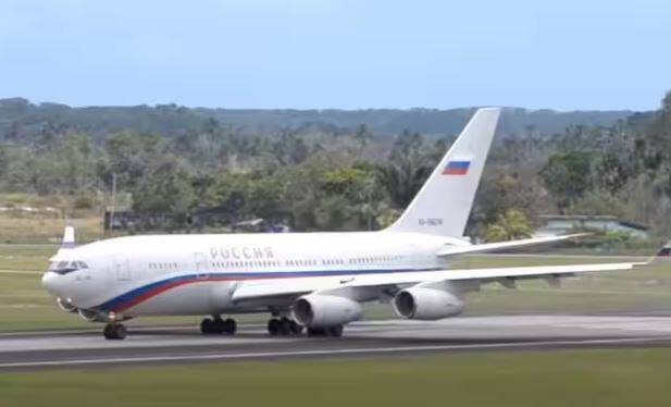 ਪੁਤਿਨ ਦੇ ਸਪੈਸ਼ਲ ਜੈੱਟ ਵਿੱਚ ਇੱਕ ਸ਼ਾਨਦਾਰ ਬੈੱਡਰੂਮ ਵੀ ਹੈ, ਜਿਸ ਵਿੱਚ ਪੁਤਿਨ ਜਦੋਂ ਸੌਂਦੇ ਹਨ ਤਾਂ ਆਰਾਮ ਕਰਦੇ ਹਨ। ਪੁਤਿਨ ਜਦੋਂ ਵੀ ਯਾਤਰਾ ਦੌਰਾਨ ਥਕਾਵਟ ਮਹਿਸੂਸ ਕਰਦੇ ਹਨ ਤਾਂ ਇਸ ਕਮਰੇ ਦੀ ਵਰਤੋਂ ਕਰਦੇ ਹਨ। ਪੁਤਿਨ ਦੇ ਜਹਾਜ਼ ਦੇ ਬਿਸਤਰੇ ਨੂੰ ਦੇਖ ਕੇ ਕੋਈ ਵੀ ਵਿਅਕਤੀ ਸੌਣ ਵਰਗਾ ਮਹਿਸੂਸ ਕਰ ਸਕਦਾ ਹੈ।