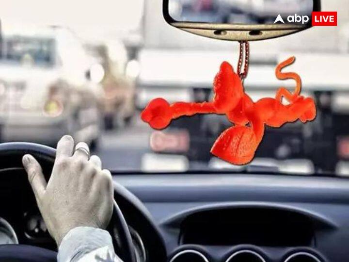 इसी के साथ पवन पुत्र हनुमान की मूर्ति लगाना शुभ होता है. कार में हमेशा उड़ते हुए हनुमान की मूर्ति लगाएं. हनुमान जी को वायु का पहला अवतार माना गया है. वायु देव हवा के देवता हैं. गाड़ी हमें एक जगह से दूसरी जगह वायु के वेग से लेकर जाती हैं. इसीलिए गाड़ी में उड़ते हुए या हवा में झूलते हुए हनुमान जी की मूर्ति लगाएं.