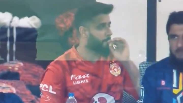 Imad Wasim Caught On Camera Smoking Viral Video PSL Final Multan Sultans vs Islamabad United Islamabad United's Imad Wasim Caught On Camera Smoking During PSL 2024 Final Against Multan Sultans | WATCH
