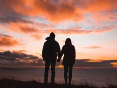 Relationship Tips : सोशल मीडियामुळे तुमचं नातं कमकुवत होतंय? 'या' चुका लगेचच दुरुस्त करा, अन्यथा नातं टिकवणं कठीण होईल