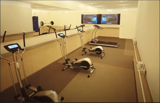 बताया जाता है कि पुतिन के पास कुल 4 विमान हैं, जिनका वह यात्राओं के दौरान उपयोग करते हैं. इसमें एक सबसे खास विमान जो है, उसमें 4 हजार स्क्वायर फीट की जगह है. इस विमान में किचन, बेडरूम, बाथरूम और मीटिंग रूम समेत सबकुछ है, जिसकी पुतिन को जरूरत होती है.