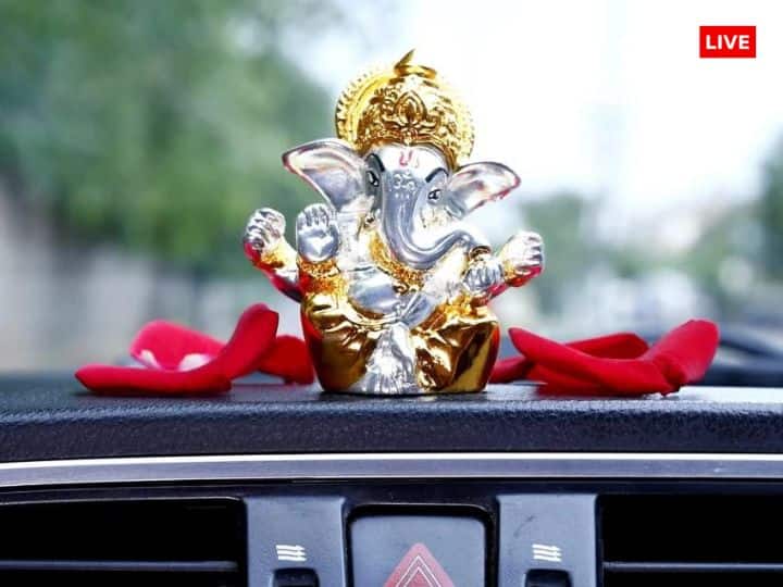 अक्सर लोग गाड़ी खरीदने के बाद उसमें भगवान की मूर्ति लगा देते हैं. गाड़ी में मूर्ति, माला या रुद्राक्ष की माला टांग देते हैं. लेकिन क्या ऐसा करना उचित है. आइये जानते हैं गाड़ी में कौन से भगवान की और कैसी मूर्ति लगाएं.