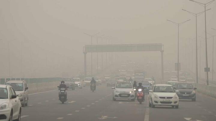दिल्ली की वायु गुणवत्ता दिन-प्रतिदिन खराब होती जा रही है. स्विस ग्रुप ने हाल में एक रिपोर्ट जारी की है. जिसके मुताबिक, भारत का औसत वार्षिक पीएम 2.5, 54.4 माइक्रोग्राम प्रति घन मीटर है और इसी के साथ भारत 134 देशों में से तीसरा सबसे खराब वायु गुणवत्ता वाला देश बन गया है.