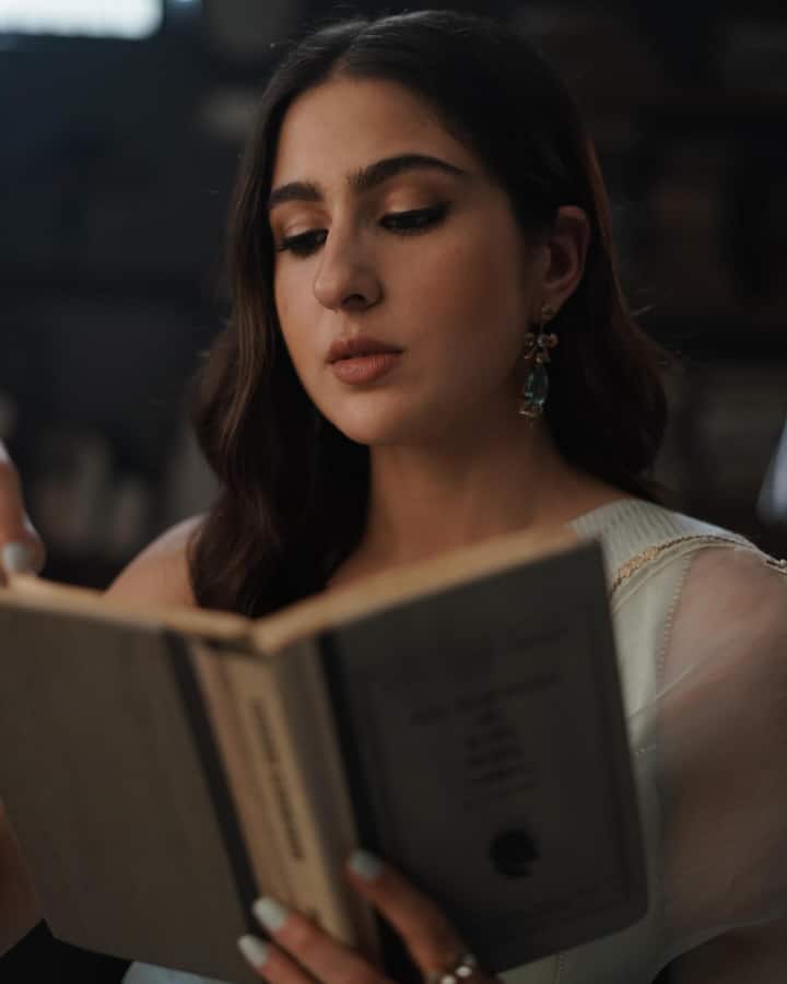 वेस्टर्न आउटफिट असो किंवा एथनिक सूट, सारा नेहमीच तिची स्टाइल अनोख्या पद्धतीने सादर करते. (photo:saraalikhan95/ig)