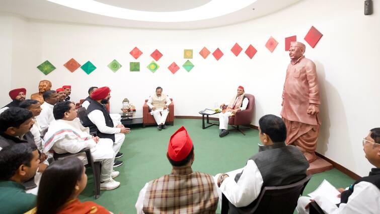 Pilibhit lok sabha news UP Lok sabha elections 2024 Akhilesh yadav meeting with Samajwadi party leaders Pilibhit Lok Sabha: वरुण गांधी के टिकट पर संशय के बीच अखिलेश यादव ने की पीलीभीत के नेताओं संग बैठक, बनी ये रणनीति
