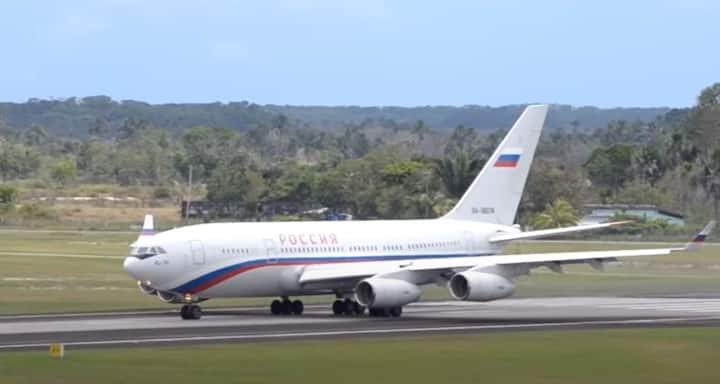 पुतिन के खास जेट में बेहतरीन बेडरूम भी बना है, जिसमें नींद आने पर पुतिन आराम करते हैं. इस कमरे का उपयोग पुतिन तब करते हैं, जब उनको कभी यात्रा के दौरान थकावट महसूस होती है. पुतिन का प्लेन वाला बेड देखकर किसी को भी सोने का मन कर सकता है.