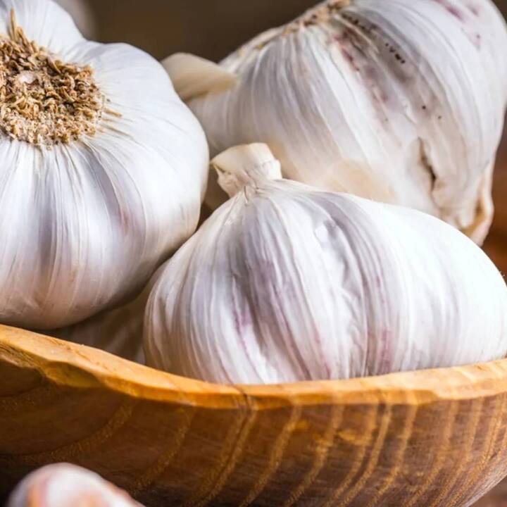 ਅਕਸਰ ਤੁਸੀਂ ਦੇਖਿਆ ਹੋਵੇਗਾ ਕਿ ਕੁਝ ਲੋਕਾਂ ਨੂੰ ਯਾਦਦਾਸ਼ਤ ਦੀ ਕਮੀ ਜਾਂ ਯਾਦਦਾਸ਼ਤ ਕਮਜ਼ੋਰ ਹੋਣ ਦੀ ਸਮੱਸਿਆ ਹੁੰਦੀ ਹੈ।ਉਹ ਨਾ ਤਾਂ ਚੰਗੀ ਤਰ੍ਹਾਂ ਸੋਚ ਸਕਦੇ ਹਨ ਅਤੇ ਨਾ ਹੀ ਸਮਝਣ ਦੀ ਸਮਰੱਥਾ ਰੱਖਦੇ ਹਨ। ਅਜਿਹੇ 'ਚ ਜੇਕਰ ਰਾਤ ਨੂੰ ਸੌਣ ਤੋਂ ਪਹਿਲਾਂ ਲਸਣ ਦੀ ਕਲੀ ਦਾ ਸੇਵਨ ਕੀਤਾ ਜਾਵੇ ਤਾਂ ਇਸ ਨਾਲ ਯਾਦਦਾਸ਼ਤ 'ਚ ਸੁਧਾਰ ਹੁੰਦਾ ਹੈ। ਇਸ ਨਾਲ ਅਲਜ਼ਾਈਮਰ ਦੀ ਸਮੱਸਿਆ ਤੋਂ ਵੀ ਰਾਹਤ ਮਿਲਦੀ ਹੈ। ਇਸ ਦੇ ਸੇਵਨ ਨਾਲ ਦਿਮਾਗੀ ਕਮਜ਼ੋਰੀ ਦਾ ਖ਼ਤਰਾ ਵੀ ਘੱਟ ਹੁੰਦਾ ਹੈ। ਲਸਣ ਵਿੱਚ ਪਾਏ ਜਾਣ ਵਾਲੇ ਐਂਟੀਆਕਸੀਡੈਂਟ ਦਿਮਾਗ ਦੀ ਸਮਰੱਥਾ ਨੂੰ ਵਧਾ ਸਕਦੇ ਹਨ।