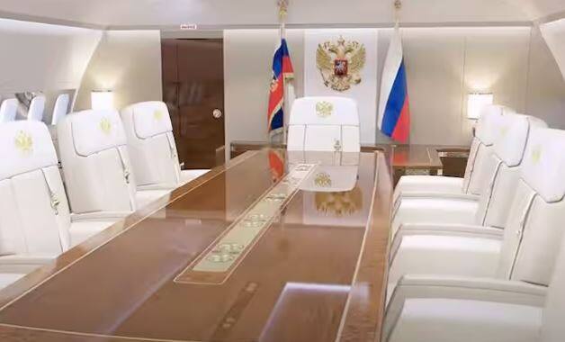 ਪੁਤਿਨ ਦੇ ਜੈੱਟ ਦਾ ਇੰਟੀਰੀਅਰ ਲੁੱਕ ਕਾਫੀ ਖਾਸ ਹੈ, ਕਿਉਂਕਿ ਇਸ ਦੀ ਖੂਬਸੂਰਤੀ ਨੂੰ ਵਧਾਉਣ ਲਈ ਇਸ ਨੂੰ ਗੋਲਡਨ ਲੁੱਕ ਦਿੱਤਾ ਗਿਆ ਹੈ। ਇਸ ਜੈੱਟ ਦੇ ਜ਼ਿਆਦਾਤਰ ਹਿੱਸੇ ਸੋਨੇ ਦੇ ਬਣੇ ਹੋਏ ਹਨ, ਖਾਸ ਕਰਕੇ ਟਾਇਲਟ ਸੀਟ ਵੀ ਸੋਨੇ ਦੀ ਪਲੇਟ ਨਾਲ ਬਣੀ ਹੈ।