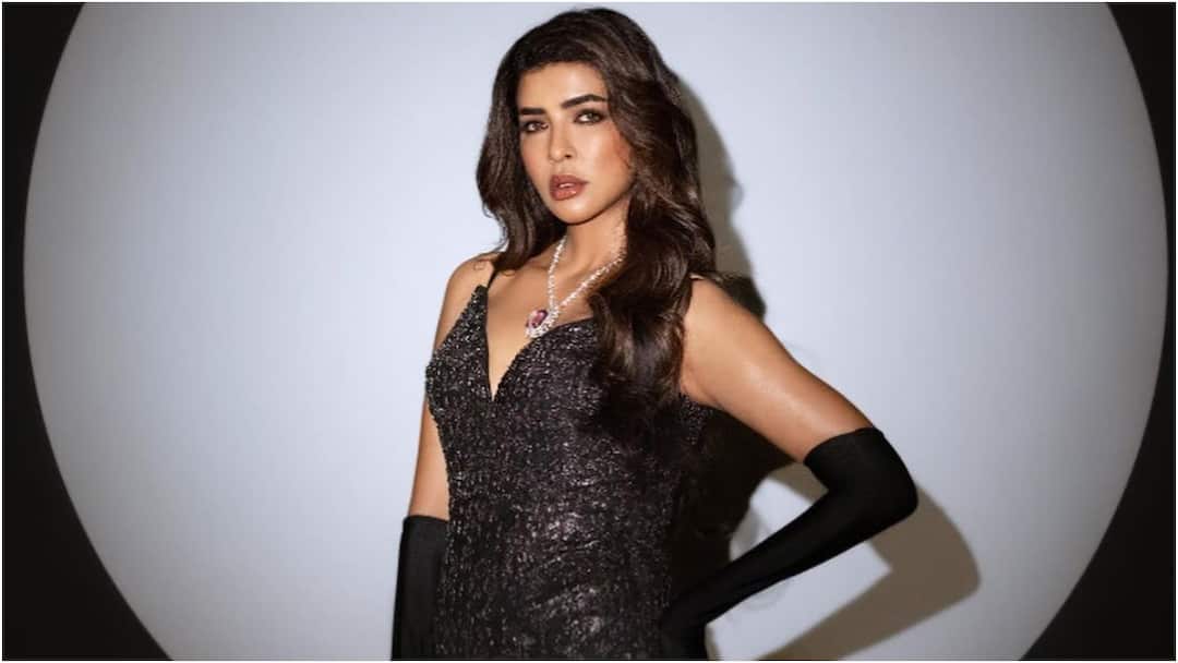 fan touches Manchu Lakshmi feet on stage in Adiparvam trailer launch event and video goes viral Manchu Lakshmi: మంచు లక్ష్మి కాళ్లు మొక్కిన అభిమాని - ‘ఆదిపర్వం’ ట్రైలర్ లాంచ్‌లో అనూహ్య ఘటన