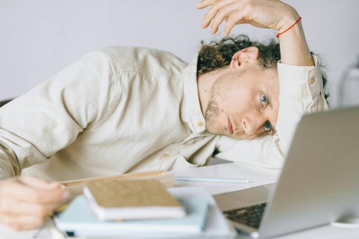 Although it is not a medical condition, you may have to face many psychological problems due to it.  Prolonged stress causes mental fatigue, which gradually manifests as physical fatigue.  (Photo credit: pexels)