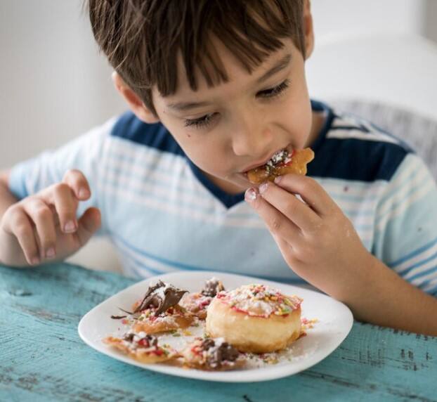 ਜੇਕਰ ਛੋਟੇ ਬੱਚਿਆਂ ਦੀ ਗੱਲ ਕਰੀਏ ਤਾਂ ਉਹ ਮਠਿਆਈਆਂ ਖਾਣ ਦੇ ਆਦੀ ਹੋ ਜਾਂਦੇ ਹਨ, ਜਿਸ ਨਾਲ ਉਨ੍ਹਾਂ ਨੂੰ ਕਈ ਬਿਮਾਰੀਆਂ ਦਾ ਖਤਰਾ ਰਹਿੰਦਾ ਹੈ। ਮਾਪੇ ਜਿੰਨੀ ਮਰਜ਼ੀ ਕੋਸ਼ਿਸ਼ ਕਰਨ ਪਰ ਬੱਚਾ ਮਿਠਾਈ ਖਾਧੇ ਬਿਨਾਂ ਨਹੀਂ ਰਹਿ ਸਕਦਾ। ਅਜਿਹੇ 'ਚ ਕਈ ਮਾਪੇ ਚਿੰਤਤ ਰਹਿੰਦੇ ਹਨ। ਜੇਕਰ ਤੁਸੀਂ ਵੀ ਬੱਚਿਆਂ ਦੇ ਮਿਠਾਈ ਖਾਣ ਤੋਂ ਪਰੇਸ਼ਾਨ ਹੋ ਤਾਂ ਜ਼ਰੂਰ ਪੜ੍ਹੋ ਇਹ ਨਿਊਜ਼।