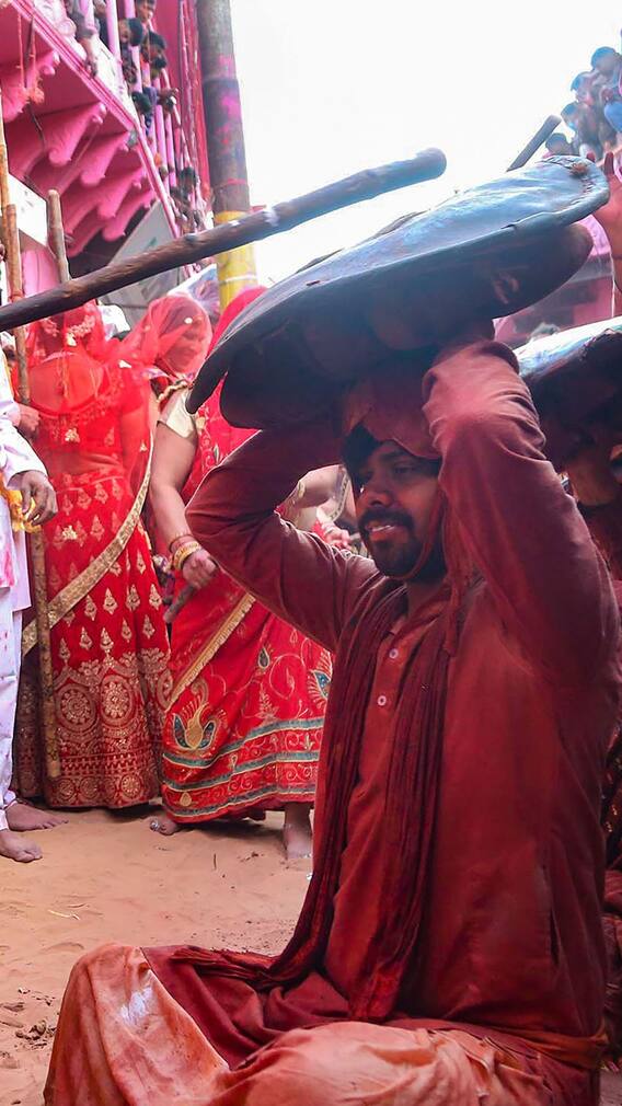 লাঠি মেরেই শুরু হোলি খেলা, ব্রজধামের অদ্ভুত রীতি !