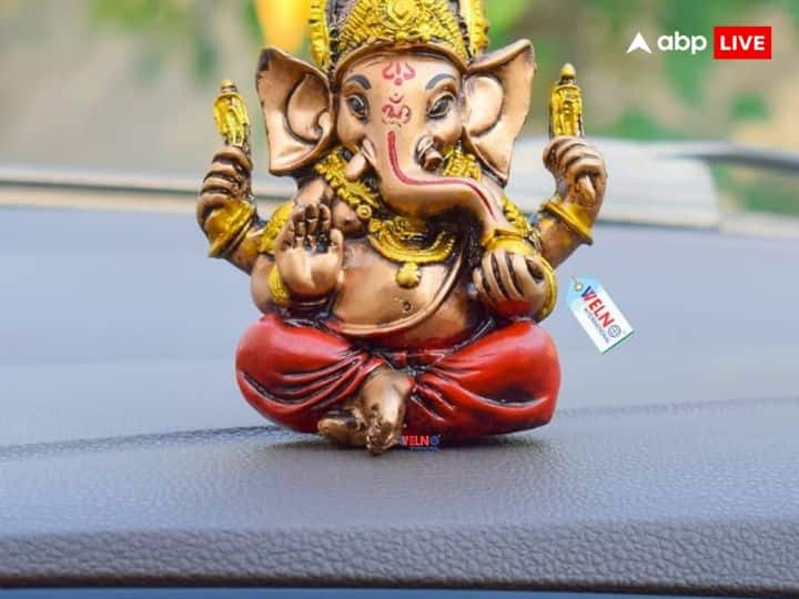 गाड़ी में हमें विघ्नहर्ता गणेश जी की मूर्ति लगानी चाहिए. गणेश जी लोगों के दुखों को हरते हैं और राह में आने वाली सारी समस्याओं का अंत करते हैं, इसीलिए गणेश जी की छोटी मूर्ति गाड़ी में लगाएं.