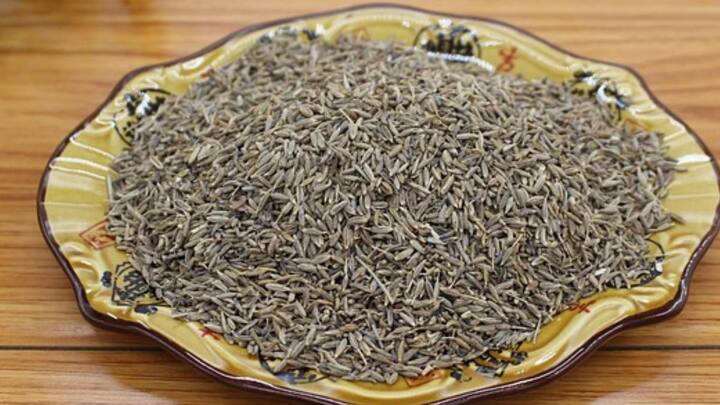 जीरा पोषक तत्वों से भरपूर होता है जैसे- आयरन, कॉपर, कैल्शियम, पोटेशियम, मैंगनीज, जिंक, फाइबर, विटामिन-ए, विटामिन-सी, कॉपर, एंटीऑक्सीडेंट और एंटी-इंफ्लेमेटरी गुण पाए जाते हैं यह शरीर के सूजन को कम करता है साथ ही पाचन भी ठीक करता है. जीरा पानी पीने से शरीर को डिटॉक्सिफाई करता है.