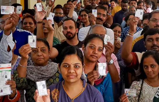 ਵੋਟਰ ਕਾਰਡ ਬਣਾਉਣ ਲਈ ਤੁਹਾਡੇ ਕੋਲ ਏਜ ਪਰੂਫ਼ ਅਤੇ ਐਡਰੇਸ ਪਰੂਫ਼ ਹੋਣਾ ਚਾਹੀਦਾ ਹੈ। ਇਸ ਦੇ ਲਈ ਤੁਹਾਨੂੰ ਬਰਥ ਸਰਟੀਫਿਕੇਟ ਜਾਂ 10ਵੀਂ ਦੀ ਮਾਰਕ ਸ਼ੀਟ ਦੇਣੀ ਹੋਵੇਗੀ। ਡਰਾਈਵਿੰਗ ਲਾਇਸੈਂਸ, ਬਿਜਲੀ ਦਾ ਬਿੱਲ, ਪਾਸਪੋਰਟ ਜਾਂ ਆਧਾਰ ਕਾਰਡ ਐਡਰੈੱਸ ਪਰੂਫ ਵਜੋਂ ਦਿੱਤਾ ਜਾ ਸਕਦਾ ਹੈ।