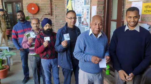 ਵੋਟਰ ਕਾਰਡ ਨੂੰ ਬੂਥ ਲੈਵਲ ਅਫ਼ਸਰ ਵਲੋਂ ਕਲੀਅਰ ਕੀਤਾ ਜਾਂਦਾ ਹੈ, ਇਸ ਲਈ ਇਹ ਧਿਆਨ ਵਿੱਚ ਰੱਖੋ ਕਿ ਤੁਸੀਂ ਸਿਰਫ਼ ਉਹੀ ਦਸਤਾਵੇਜ਼ ਦਿਓ ਜਿਸ ਦੀ ਆਰੀਜਨਲ ਕਾਪੀ ਤੁਹਾਡੇ ਕੋਲ ਹੈ। ਅਪਲਾਈ ਕਰਨ ਤੋਂ ਬਾਅਦ ਤੁਹਾਨੂੰ 15 ਤੋਂ 20 ਦਿਨਾਂ ਵਿੱਚ ਵੋਟਰ ਕਾਰਡ ਮਿਲ ਜਾਵੇਗਾ।