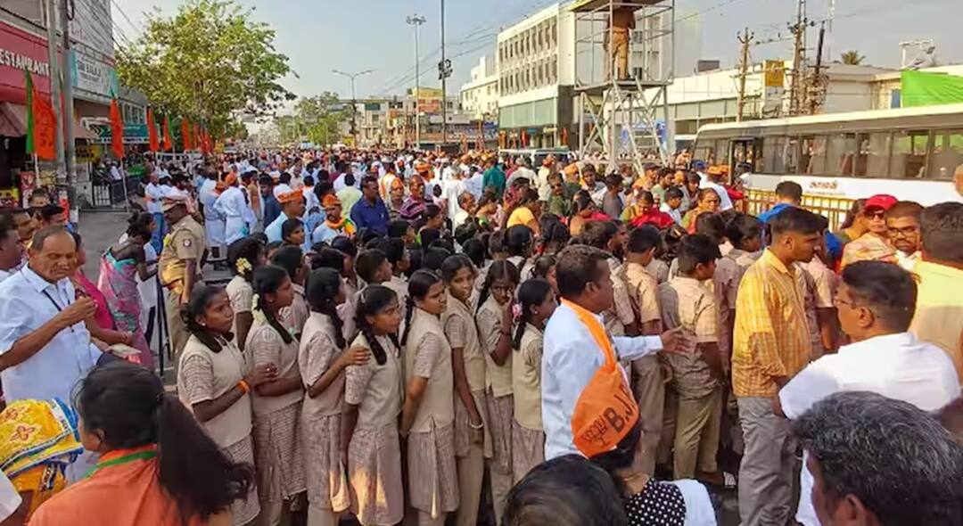 பிரதமர் பேரணியில் பள்ளி மாணவர்கள்: தலைமை ஆசிரியர் மீது கடும் நடவடிக்கை- கல்வித்துறை உத்தரவு