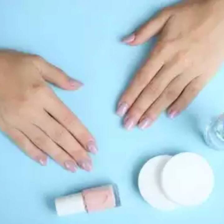 ਨਹੁੰਆਂ ਤੋਂ ਨੇਲ ਪਾਲਿਸ਼ ਹਟਾਉਣ ਲਈ ਪਰਫਿਊਮ ਦੀ ਵਰਤੋਂ ਕੀਤੀ ਜਾ ਸਕਦੀ ਹੈ। ਪਰਫਿਊਮ 'ਚ 20 ਤੋਂ 25 ਫੀਸਦੀ ਅਲਕੋਹਲ ਹੁੰਦੀ ਹੈ, ਜਿਸ ਦੀ ਮਦਦ ਨਾਲ ਨੇਲ ਪਾਲਿਸ਼ ਨੂੰ ਆਸਾਨੀ ਨਾਲ ਨਹੁੰਆਂ ਤੋਂ ਹਟਾਇਆ ਜਾ ਸਕਦਾ ਹੈ। ਬਸ ਇਸ ਨੂੰ ਕਾਟਨ 'ਤੇ ਸਪਰੇਅ ਕਰੋ ਅਤੇ ਨੇਲ ਪਾਲਿਸ਼ 'ਤੇ ਲਗਾਓ ਅਤੇ ਇਸ ਤੋਂ ਛੁਟਕਾਰਾ ਪਾਓ।