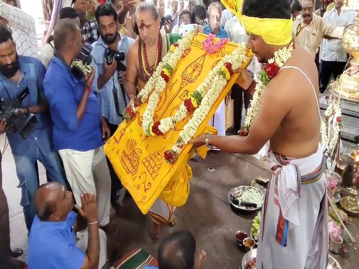 Palani Temple: பங்குனி உத்திரத் திருவிழா; மூலவருக்கு  கங்கை, காவிரி புனித தீர்த்தங்கள் கொண்டுவந்து அபிஷேகம்