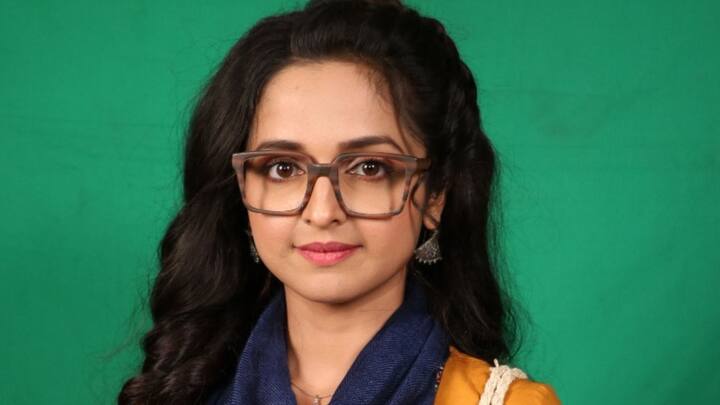 অলকেশের পুত্র ওম এবং পূত্রবধু বৃষ্টিও মৃত। ওম ও বৃষ্টির একমাত্র সন্তান নিখোঁজ। সবাই ধরে নিয়েছে সেও মৃত। শুধু অলকেশের মা স্বর্ণময়ী এখনও আশা করেন ওম-বৃষ্টির সন্তানকে ফিরে পাওয়ার।