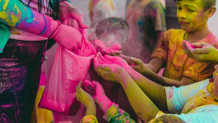 पहनावे पर ध्यान दें: फुल स्लीव्स और लम्बे पैंट्स बच्चों को पूरी बाजू की शर्ट और लंबे पैंट पहनाएं ताकि उनकी त्वचा कम से कम एक्सपोज हो.