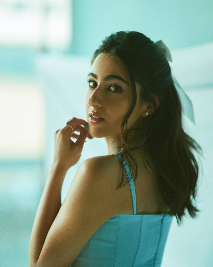 तिने आउटफिटसोबत हाय हिल्स परिधान केले आहे.(photo:saraalikhan95/ig)