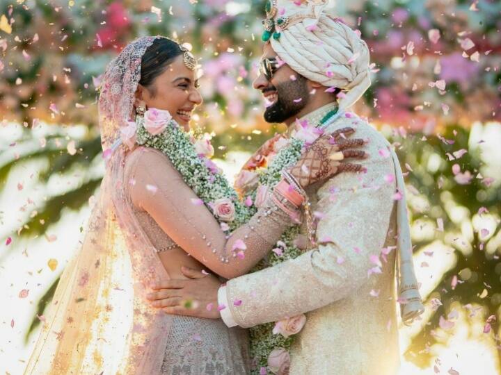 रकुल प्रीत सिंह - सबसे पहले बात करते हैं कुछ ही दिनों पहले शादी के बंधन में बंधी एक्ट्रेस रकुल प्रीत सिंह की. जिन्होंने एक्टर और फिल्ममेकर जैकी भगनानी से ब्याह रचाया है. रकुल ने अपनी पहली रसोई में सूजी का हलवा बनाया था.