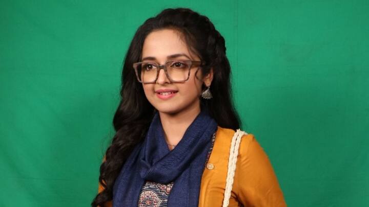 কাকতালীয়ভাবে তার সঙ্গে মেঘলার আলাপ হয়, কিন্ত সুসম্পর্ক হয় না। বরং শত্রুতা দিয়ে তাদের সম্পর্ক শুরু হয়। ইভান একজন উঠতি অভিনেতা, সে নিজেকে প্রতিষ্ঠা করার জন্য বর্তমানে লড়াই করছে। ইভানের জীবনেও নানান রকম ক্রাইসিস রয়েছে, যার মধ্যে অন্যতম তার দিদি পিয়ালীর বিয়ে।