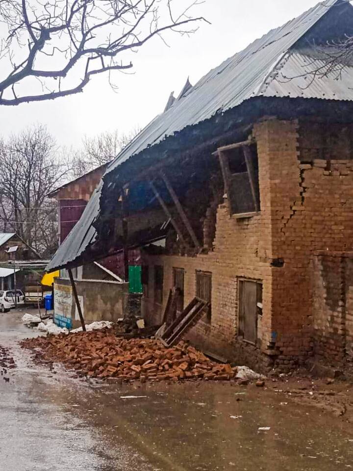 मौसम विभाग के मुताबिक, बीते दिन 18 मार्च को तेलंगाना में बारिश देखने को मिली. अरुणाचल प्रदेश के कई इलाकों में हल्की बारिश और बर्फबारी भी देखने को मिली. मध्य प्रदेश, विदर्भ और छत्तीसगढ़ में अलग-अलग जगहों पर गरज के साथ आंधी और तेज हवाएं चलीं.