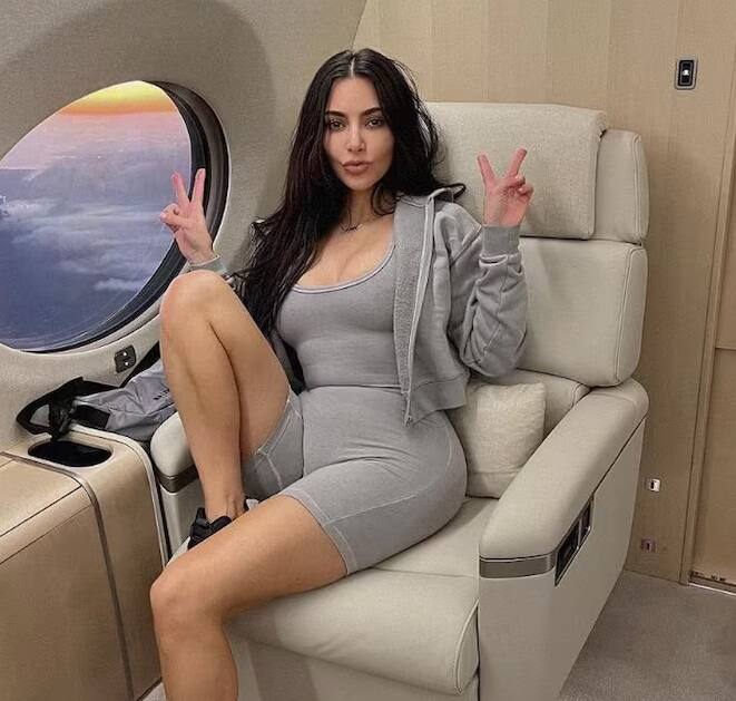 Kim Kardashian Gulfstream G650ER- $150 million: વિશ્વનું પાંચમું સૌથી મોંઘું પ્રાઈવેટ જેટ કિમ કાર્દાશિયનની માલિકીનું છે, જે વિશ્વની સૌથી પ્રખ્યાત હસ્તીઓ અને પ્રભાવશાળી વ્યક્તિઓમાંની એક છે. તેમની પાસે ગલ્ફસ્ટ્રીમ G650ER છે, જે ગલ્ફસ્ટ્રીમ G650 નું નવું વર્ઝન છે. તે વિશ્વના સૌથી ઝડપી અને અદ્યતન બિઝનેસ જેટ પૈકીનું એક છે. તેણીએ તેના જેટને કસ્ટમાઇઝ કરવા માટે 150 મિલિયન ડોલર ખર્ચ્યા, જેને તેણી કિમ એર કહે છે.