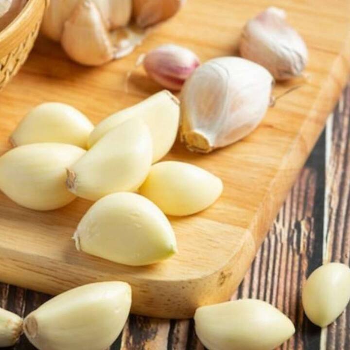 ਰਾਤ ਨੂੰ ਸੌਣ ਤੋਂ ਪਹਿਲਾਂ ਲਸਣ ਦੀਆਂ ਇੱਕ ਜਾਂ ਦੋ ਕਲੀਆਂ ਖਾਣ ਨਾਲ ਇਸ ਵਿੱਚ ਮੌਜੂਦ ਐਂਟੀਮਾਈਕ੍ਰੋਬਾਇਲ ਗੁਣ ਕੈਵਿਟੀਜ਼ ਨੂੰ ਦੂਰ ਕਰਨ ਵਿੱਚ ਫਾਇਦੇਮੰਦ ਹੁੰਦੇ ਹਨ। ਲਸਣ ਮਸੂੜਿਆਂ ਦੇ ਰੋਗਾਂ ਨਾਲ ਲੜਨ ਵਿਚ ਵੀ ਮਦਦਗਾਰ ਹੈ। ਜੇਕਰ ਤੁਸੀਂ ਰਾਤ ਨੂੰ ਸੌਣ ਤੋਂ ਪਹਿਲਾਂ ਲਸਣ ਦੇ ਅਰਕ ਤੋਂ ਬਣੇ ਟੂਥਪੇਸਟ ਦੀ ਵਰਤੋਂ ਕਰਦੇ ਹੋ, ਤਾਂ ਇਹ ਤੁਹਾਡੇ ਦੰਦਾਂ ਨੂੰ ਨੁਕਸਾਨ ਤੋਂ ਵੀ ਬਚਾ ਸਕਦਾ ਹੈ।