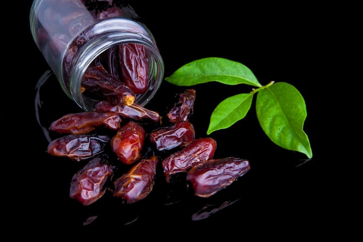 Dates: Most people eat dates as they are because dates are sticky but if they are soaked in water or milk, their taste increases manifold.  Organic sulfur found in dates can destroy human energy.  It can cure problems related to heart and nerves.  (Photo credit: Pexel.com)