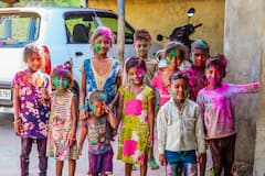 Holi 2024 :होळी च्या दिवशी रंगांपासून अशी घ्या मुलांची काळजी !