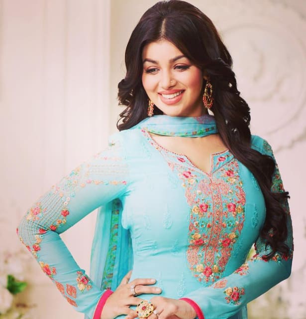 ‘वॉन्टेड’ गर्ल आयशा टाकिया बी टाउन की बेहद खूबसूरत एक्ट्रेस रही हैं. आयशा ने कम समय में ही इंडस्ट्री में अपनी पहचान बना ली थी. आयशा का जन्म हिंदू परिवार में हुआ लेकिन एक्ट्रेस ने 2009 में बॉलीवुड को अलविदा कहकर मुस्लिम बॉयफ्रेंड फरहान आजमी से शादी कर ली थी. निकाह के बाद आयशा ने भी अपना धर्म बदल लिया था और इस्लाम कबूल कर लिया था.