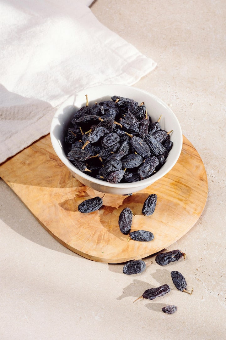 When it is soaked in water, its heat effect reduces.  Wet raisins are very beneficial for the stomach.  (Photo credit: Pexel.com)