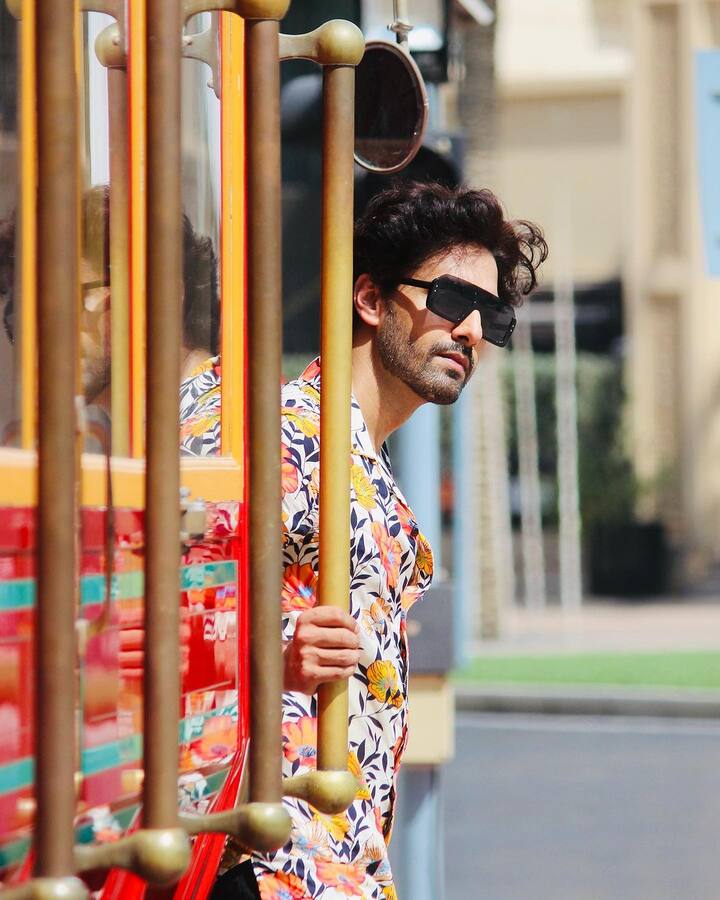 बता दें कि रोहित पुरोहित टीवी इंडस्ट्री के फेमस एक्टर हैं. अभी तक वह कई सीरियल्स में नजर आ चुके हैं. इससे पहले वह बिग बॉस फेम ईशा मालविया और समर्थ के साथ 'उड़ारियां' में भी थे. ईशा के साथ रोहित भाई का बॉन्ड शेयर करते हैं.