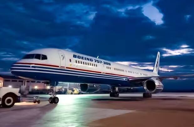 Roman Abramovich Boeing 757- $170 million: વિશ્વનું ચોથું સૌથી મોંઘું ખાનગી જેટ રશિયન અબજોપતિ અને ચેલ્સી ફૂટબોલ ક્લબના માલિક રોમન અબ્રામોવિચની માલિકીનું છે. તેમની પાસે બોઇંગ 757 છે, જે મધ્યમ કદનું વિમાન છે. તેણે તેના જેટને અપગ્રેડ કરવા માટે 170 મિલિયન ડોલર ખર્ચ્યા, જેને તેણે ધ બેન્ડિટ નામ આપ્યું. આ જેટમાં સુરક્ષા માટે એન્ટી મિસાઈલ સિસ્ટમ, રડાર જામિંગ ડિવાઈસ અને બુલેટપ્રૂફ વિન્ડો પણ છે.