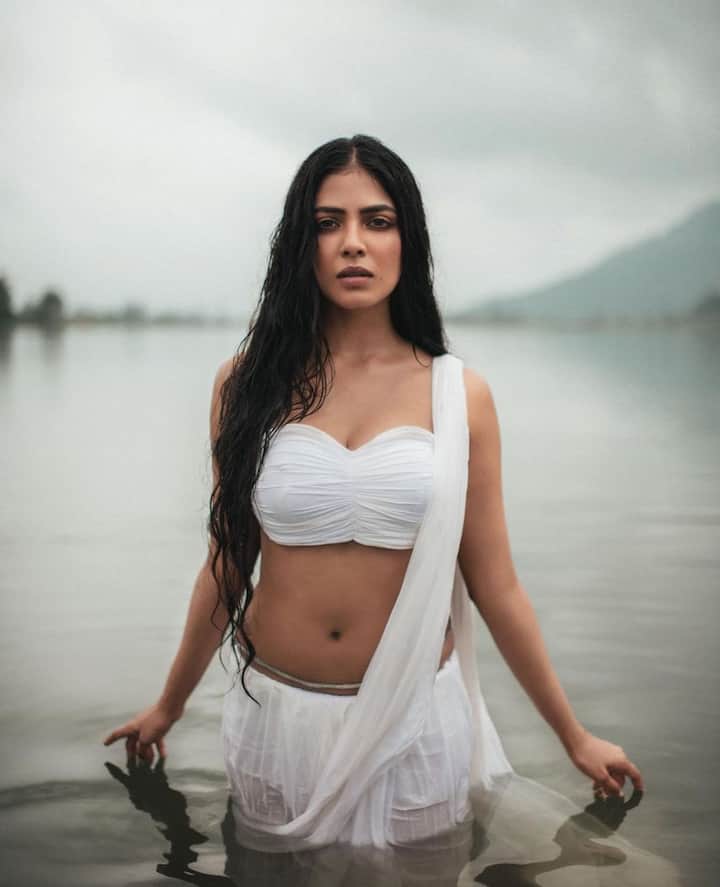 A Fairy Beauty: Malavika Mohanan’s this look has left masses feel so in love! While she has made the masses go gaga over her charming beauty, this picture proves that she possesses fairy like beauty. The open curly hair, the white saree, and Malavika's intensity raise the temperature & how!