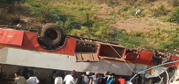 जिंतुर-सोलापुर ही बस सकाळी साडेआठ वाजण्याच्या सुमारास जिंतूर शहरापासून दोन किलोमीटर अंतरावर असलेल्या अकोली पुलावरून जात असतानाच अपघता झाला. Photo Credit : Reporter/Parbhani)