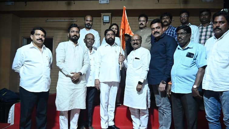 Mumbai Magathane Assembly corporator joined Eknath Shiv Sena along with many workers Maharashtra News: महाराष्ट्र में बढ़ा शिवसेना का कुनबा, नगरसेवक समेत कई कार्यकर्ता शिंदे गुट में हुए शामिल