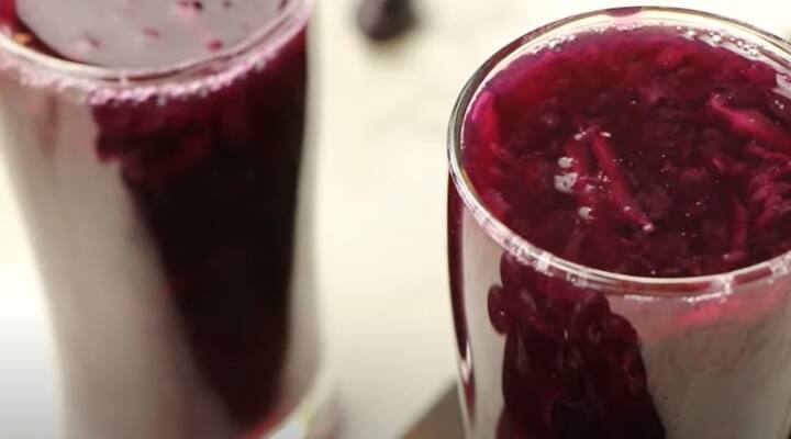 செய்முறை : முதலில் திராட்சையை நன்றாக கழுவவும். ஒரு பாத்திரத்தில் கழுவிய திராட்சை சேர்த்து தண்ணீர் ஊற்றி உப்பு கலந்து ஓரமாக வைத்துவிடுங்கள்.