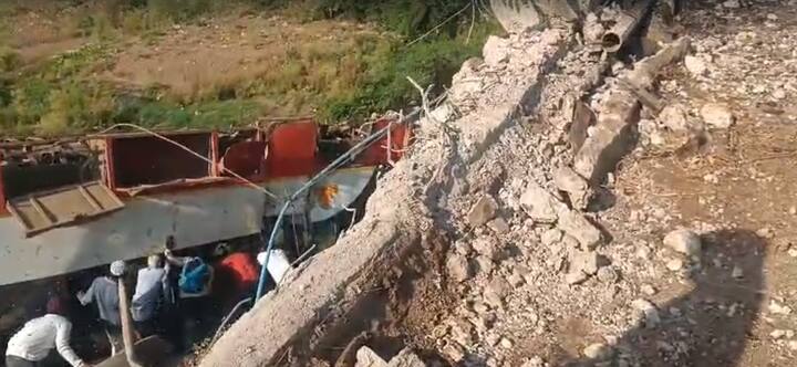 घटनेची माहिती मिळताच पोलीस घटनास्थळी दाखल झाले, स्थानिक नागरिक देखील मदतीला धावून आल्याचे पाहायला मिळत आहे. (Photo Credit : Reporter/Parbhani)