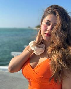 Sonarika Bhadoria: ఆరెంజ్ డ్రెస్ లో సోనారిక- అందాలతో కనువిందు