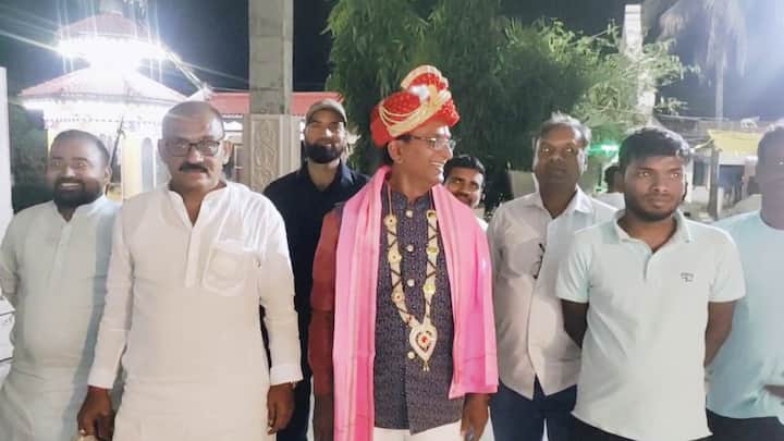 बाहुबली गैंगस्टर अशोक महतो ने मंगलवार की रात करौटा स्थित मां जगदंबा मंदिर में शादी रचा ली. अशोक महतो ने मुंगेर लोकसभा सीट पर दावा ठोका है. पत्नी कुमारी अनिता मैदान में होगी. दूसरा विकल्प अशोक महतो का भतीजा है.