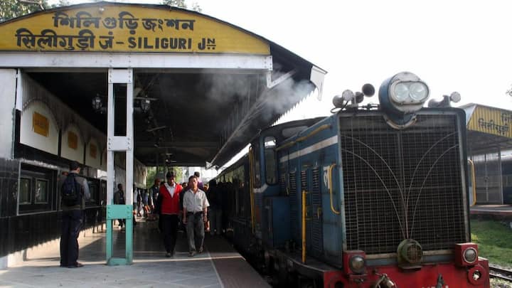 ट्रेन से सिक्किम जाने के लिए लोगों को आज भी बंगाल के सिलीगुड़ी या जलपाईगुड़ी रेलवे स्टेशन पर उतरना पड़ता है.