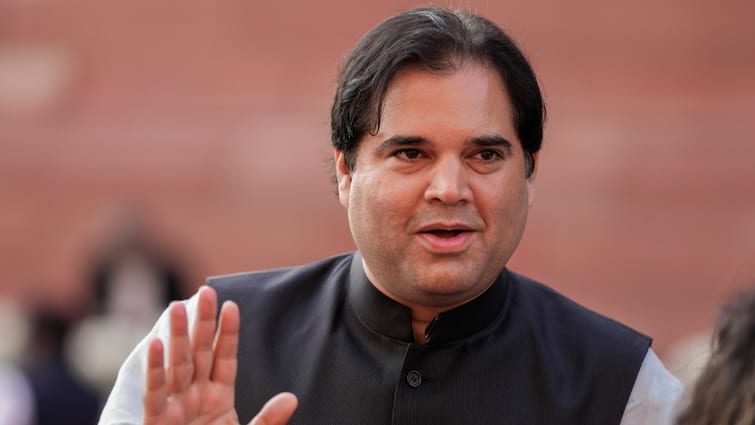 pilibhit lok sabha seat election 2024 varun gandhi will get new responsibility in election 2024 ann Varun Gandhi को लोकसभा चुनाव में जल्द मिलेगी नई जिम्मेदारी, भूपेंद्र चौधरी ने पीलीभीत में किया बड़ा ऐलान