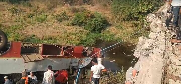 या अपघातात बसमधील 15 ते 20 प्रवासी जखमी झाल्याची प्राथमिक माहिती मिळत आहे. (Photo Credit : Reporter/Parbhani)