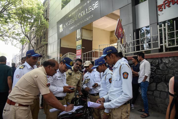 टाइम्स ऑफ इंडिया की एक रिपोर्ट के मुताबिक सनरूफ से सिर बाहर निकालने पर मोटर व्हीकल एक्ट के सेक्शन 177 के तहत चालान होता है. इसमें 100 से 300 रुपये तक का चालान हो सकता है.